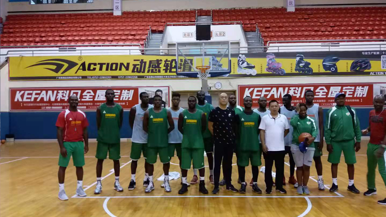 中欧体育登录(中国)有限公司总经理与碦麦隆篮球队合影.jpg